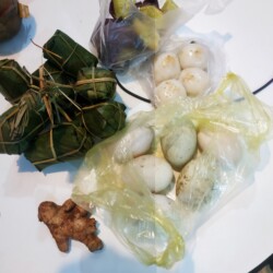 From bottom left - ginger ( 5k) , pork luncheon ( 20k), steamed kumara (5k) , rice cakes (10k ), duck eggs (20k ). Prices in VND, 20k = NZD $1.33 Morning food haul